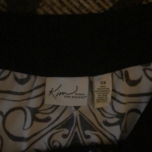 Elegant Black and White Sleeveless Top - Picture 2 of 4